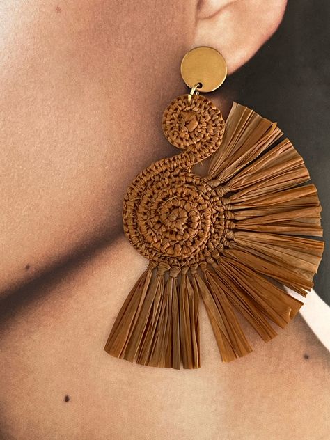 Diy African Earrings, Raffia Jewelry, Raffia Earrings, Straw Earrings, Cowry Shell, Mode Crochet, African Earrings, Fiber Jewelry, Fancy Jewellery