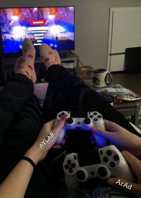 Gamer Couple Photoshoot, Nerdy Bf And Pretty Gf, Dark Relationship Aesthetic, Nerdy Bf, Crypton X, Cupple Goals, Boyfriend Core, Geek Couple, Gaming Couple