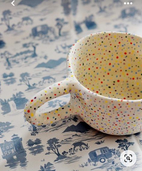 Easy Ceramic Mug Ideas, Ceramic Mug Ideas Design, Ceramic Painting Ideas Mugs Simple, Painted Ceramic Mug Ideas, Dot Pottery Painting, Diy Ceramic Painting Ideas, Pottery Painting Dots, Coloring Ceramics, Coffee Mug Ceramic