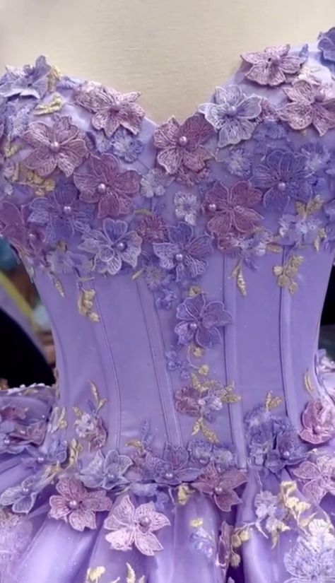 Rapunzel Quinceanera Theme Chambelanes, Pastel Purple Wedding Dress, Rapunzel Themed Prom Dress, Repunzel Quince Theme Dress, Repunzle Quinceanera Themes, Rapunzel Quince Dress, Rapunzel Quinceanera Dress, Tangled Quinceanera Dress, Light Purple Quince Dresses