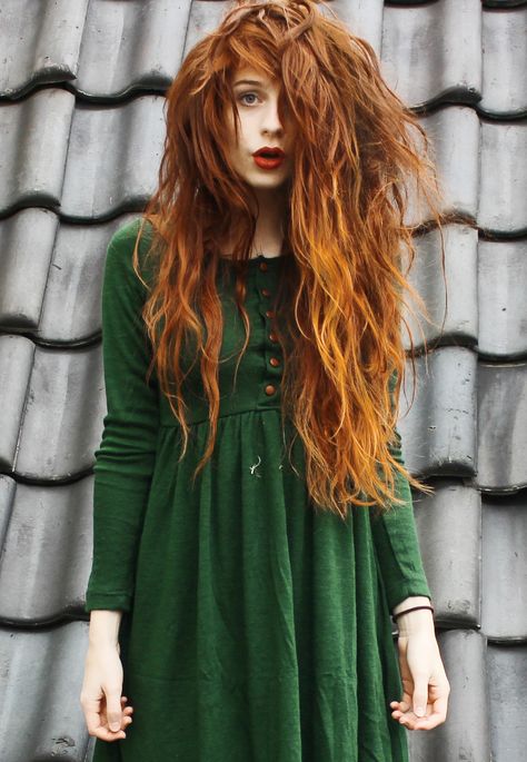 This is Nadia Esra. She has the most amazing hair I've ever seen! Scottish Hair, Woman With Long Hair, Long Red Hair, Long Red, 영감을 주는 캐릭터, Hair Envy, Ginger Hair, Hair Dos, Looks Vintage