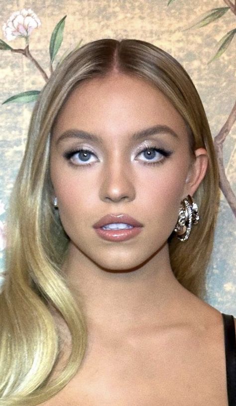 White Waterline Makeup Looks, Sydney Sweeney Makeup Looks, Makeup For Blonde Hair Blue Eyes, Album Cover Selena Gomez, Sydney Sweeney Eye Makeup, Sidney Sweeney Makeup, Sanpaku Eyes Makeup, Sidney Sweeney Hair, Eye Makeup Downturned Eyes