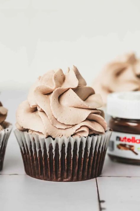 Fluffy 5 Min Nutella Mascarpone Whipped Cream Frosting Mascarpone Frosting Recipe, Muffin Nutella, Chocolate Tarts Mini, Whipped Cream Frosting Recipe, Mascarpone Whipped Cream, Raspberry Whipped Cream, Nutella Frosting, Nutella Lover, Nutella Buttercream