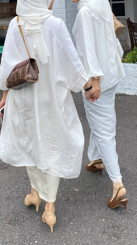 White Outfits For Women Hijab, All White Outfit Hijab, Muslim Fashion Outfits Dresses, Outfit Hari Raya Idul Fitri, Kurung Outfit, Raya Pose, White Hijab Outfit, Raya Outfit Ideas, Ootd Raya