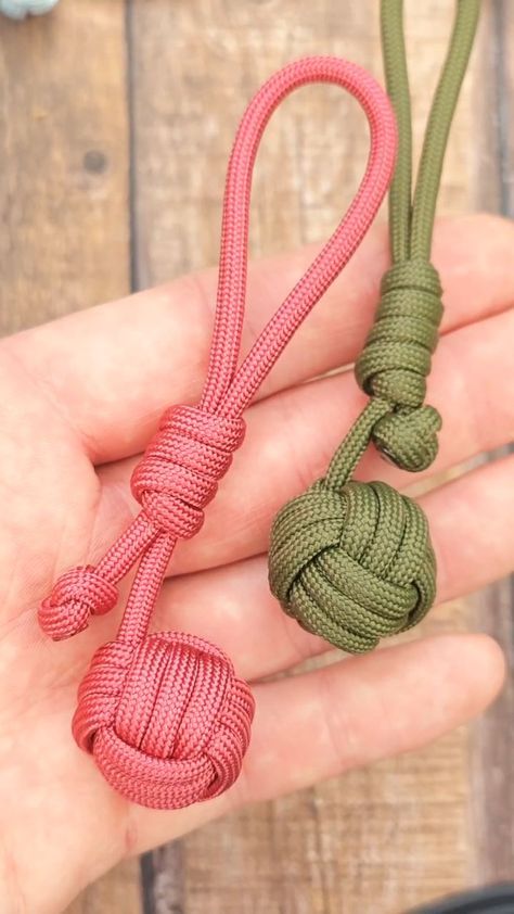 How to Tie an Extended Crown and Diamond Knot Tutorial .Follow me and learn more beautiful knots • • • • • #paracord #schmuck #paracord… | Instagram Paracord Ball Knot, Easy Paracord Keychain, Ball Knot, Monkey Fist Keychain, Knot Ball, Knot Keychain, Paracord Projects Diy, Knot Tutorial, Paracord Bracelet Patterns