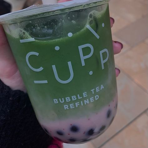 strawberry matcha boba 🍓🍵💌 Boba Tea Strawberry, Strawberry Matcha Boba, Strawberry Matcha Bubble Tea, Matcha Green Tea Boba, Japanese Boba Tea Aesthetic, Matcha Bubble Tea, Boba Recipe, Strawberry Matcha, Clear Cups