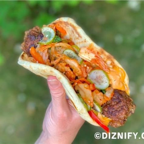 Impossible Sausage, Ronto Wrap, Meatless Food, Kimchi Slaw, Vegan Garden, Wraps Recipes Easy, Meat And Veggies, Vegan Wrap, Vegan Kimchi