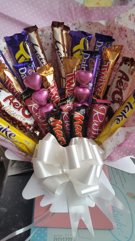 Cute Chocolate Bouquet, Oreo Bouquet, Flower Bouquet Chocolate, Chocolate Bookey With Flowers, Buqet Flowers And Chocolate, Candy Rush, Skate Party Favors, Flower N Choclate Bouquet, Sweet Bouquet