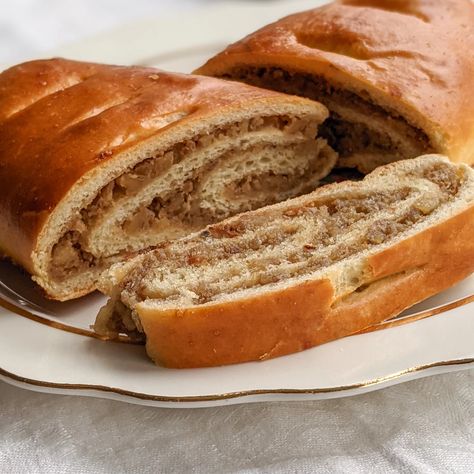 Polish Nut Roll Recipe, Easy Nut Roll Recipe, Old Fashioned Nut Roll Recipe, Povitica Recipe, Nut Roll Recipe, Kolache Recipe, Slovenian Food, Nut Roll, Slovak Recipes