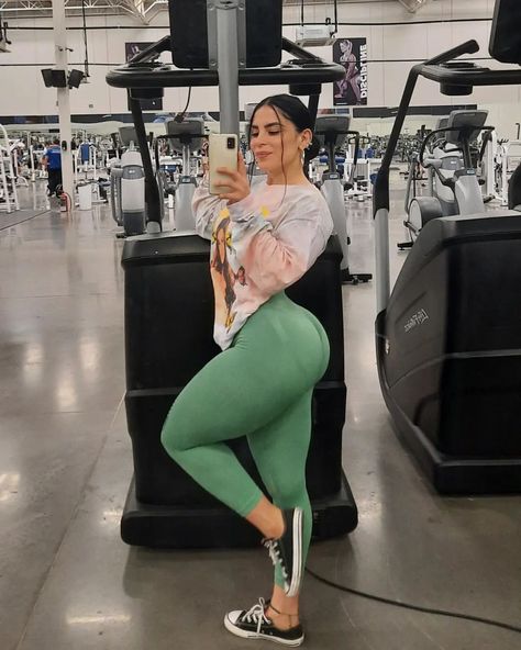 Emme 🌸 on Instagram: “Mi legging color suerte con mi sudadera de Selena, perfect match ! 🍀💜” Muscle Poses, Sporty Wear, Mom Bod, Female Fitness Model, Let Your Light Shine, Hottie Women, Curvy Outfits, Brunettes, Sport Girl