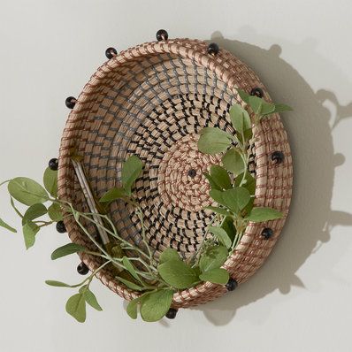 Monochromatic Interior Design, Earthy Decor, Summer Deco, Basket Wall Decor, Home Decor Baskets, Shades Of Light, Decor Guide, Minimalist Home Decor, Beaded Trim