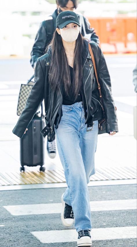 Black Jacket Outfit, Black Leather Jacket Outfit, Korean Airport Fashion, Celebrity Casual Outfits, Airport Photos, Style Korea, Pink Kpop, Future Outfit, Tomboy Outfits