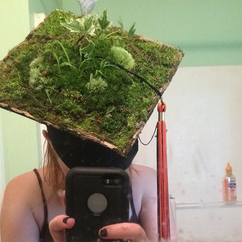 100% real plants on this #diygradcap! #Graduation // follow us @motivation2study for daily inspiration Graduation Cap Designs Plants, Science Graduation Cap, Diy Grad Cap, Graduation Cap Decoration Diy, Grad Cap Designs, Diy Graduation Cap, Diy Graduation, Cap Decoration, Grad Caps