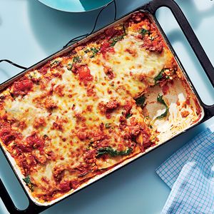 Lean Lasagna | MyRecipes.com Our favorite recipe from the Cooking Light column, this lightened-up lasagna tastes every bit as flavorful as the traditional version. Ground Turkey Lasagna, Meaty Lasagna, Turkey Lasagna, Best Lasagna Recipe, Easy Lasagna Recipe, Veggie Lasagna, Family Dishes, Lasagna Recipes, Healthy Turkey