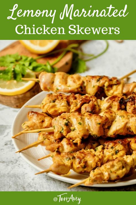 Chicken Skewers Marinade, Marinated Chicken Skewers, Chicken Kebab Recipe, Chicken Skewer Recipe, Grilled Chicken Skewers, Greek Lemon Chicken, Doner Kebab, Yum Recipes, Chicken Marinade