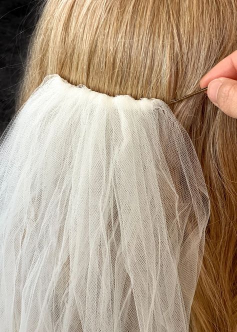 This trick will make sure your veil stays in place - TANIA MARAS BRIDAL Veil On Loose Hair, How To Hold Veil In Place With Hair Down, Loose Hair With Veil, How To Put Veil In Hair Down, Veil In Hair Down, Short Veil Hairstyles, Down Hair With Veil, Veil Hairstyles Hair Down, Hair Styles With Veil