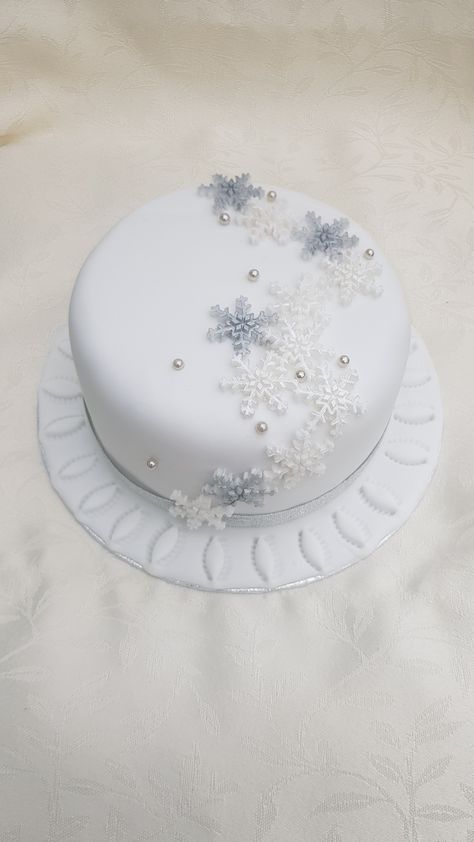 Snowflake Christmas Cake, White Christmas Cake Designs, Elegant Christmas Cake Designs, Snowflake Cakes, Xmas Cake Decorating, Cake Frosting Designs, Fondant Christmas Cake, Chocolate Christmas Cake, Xmas Cakes