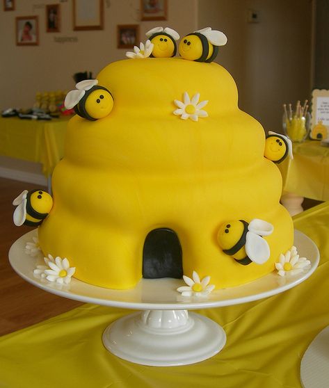 beehive cake | beehive cake | Flickr - Photo Sharing! Bee Hive Cake, Beehive Cake, Bumble Bee Cupcakes, Bumble Bee Cake, Bee Cupcakes, Bee Cakes, Bumble Bee Baby Shower, Novelty Cakes, Fancy Cakes