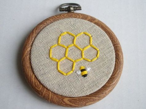 Embroidered Hoop, Simple Embroidery Designs, Bee Embroidery, Pola Sulam, Embroidery On Clothes, Cute Embroidery, Simple Embroidery, 자수 디자인, Sewing Embroidery Designs