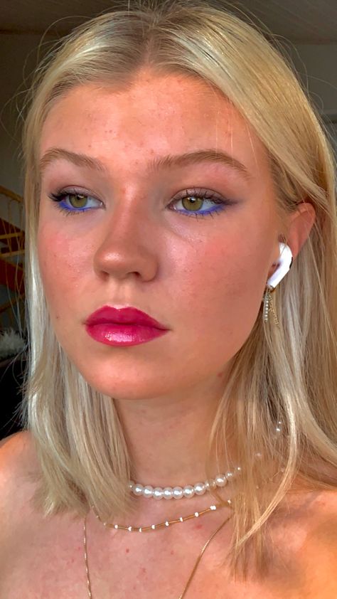 Blue eyeliner under eye colorful color miner under eye Blue Eyeliner Blonde Hair, Coloured Eyeliner Ideas, Colored Eyeliner Waterline, Simple Blue Eyeliner Look, Light Blue Liner Makeup Look, Mama Mia Makeup Ideas, Mamma Mia Party Makeup, Blue Waterline Eyeliner, Blue Mascara Looks Blue Eyes