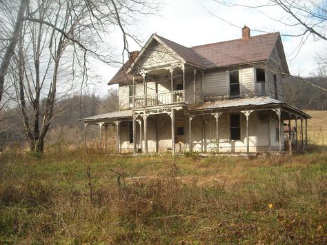 The wood work around the little columns is great here. What a find of a house.... on about 300 acres would be a dream come true!!! Mansion Homes, Old Abandoned Buildings, Creepy Houses, Urban Exploring, Old Abandoned Houses, Abandoned House, Abandoned Mansions, Old Farm Houses, Old Farmhouse