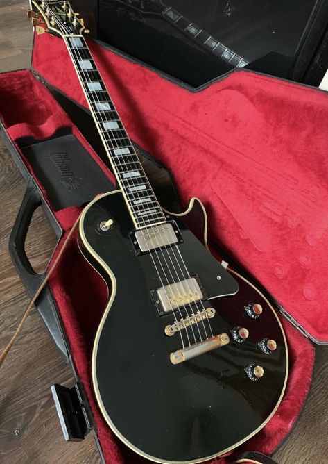 Black Les Paul Guitar, Black Gibson Les Paul, Black Les Paul, Sg Guitar, Gibson Les Paul Custom, Civil Engineering Design, Learning Guitar, Guitar Obsession, Les Paul Guitars