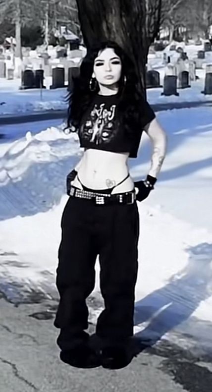 Emo Pants Outfit, Dark Cybercore Outfits, Alt Cargo Pants Outfit, Gothic Outfits Summer, Goth Skater Outfits, 2000s Goth Aesthetic, Grunge Goth Outfits, Skater Goth, Goth Fits