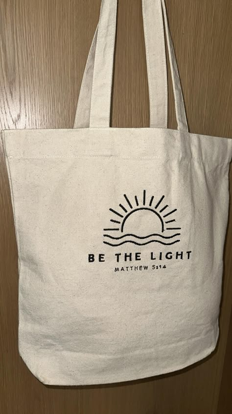 Painted Gift Bags Ideas, Decorating Canvas Bags, Canvas Tote Bag Ideas, Painting Canvas Bags Ideas, Diy Bible Bag, Bible Canvas Bag Painting Ideas, Tote Bag Design Aesthetic, Jesus Basket, Tote Bag Painting Ideas Easy