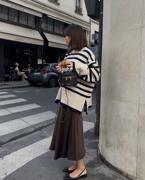 fall skirt outfits (19) Brown Ootd, Brown Skirt Outfit, Striped Sweater Outfit, Rok Outfit, Look Adidas, California Outfits, Estilo Indie, Midi Skirt Outfit, Skandinavian Fashion