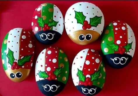 Christmas Dotting, Ladybug Ideas, Pebble Crafts, Christmas Pebble Art, Ladybug Rocks, Christmas Rocks, Stones Art, Stone Art Painting, Painted Rocks Kids