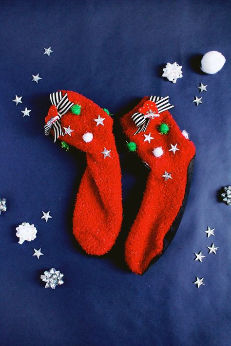 Save this holiday DIY to make your own no-sew ugly sweater slipper socks for Christmas. Diy Tutu Adult, Ugly Christmas Socks, Ugly Socks, Diy Christmas Sweater, Ugly Sweater Diy, Diy Tutu, Christmas Prep, Crafty Christmas, Christmas Door Hanger