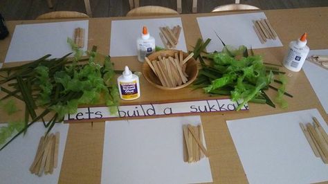 Sukkot building provocation Yom Kippur Crafts, Sukkot Activities, Sukkot Crafts, Jewish Holiday Calendar, Sukkot Decorations, Jewish Preschool, Simchat Torah, Jewish Crafts, Feast Of Tabernacles