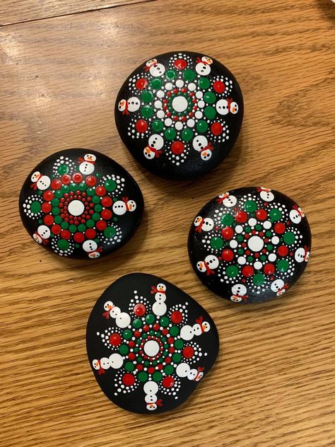 Snowman Mandala Art, Christmas Dot Painting, Christmas Dot Art, Glow In Dark Paint, Dot Ornaments, Mandala Christmas, Christmas Mandala, Mandala Painted Rocks, Mandala Rock Art