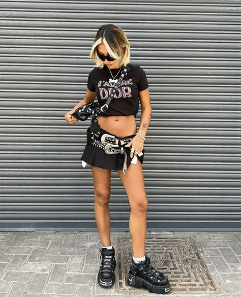 Mini Shorts Outfit, Mini Skirts Fashion, Rocker Outfit, Rocker Look, Fest Outfits, Fiesta Outfit, Looks Street Style, New Rock, Festival Looks