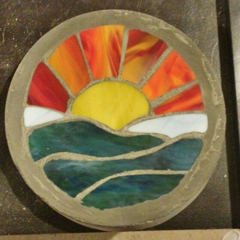 Glass Stepping Stone Ideas, Stained Glass Rocks, Dog Stepping Stone, Basic Mosaic Art, Stained Glass Stepping Stones Patterns, Glass Mosaic Stepping Stones, Stepping Stone Art, Mosaic Stepping Stones Patterns, Mosaic Designs Easy