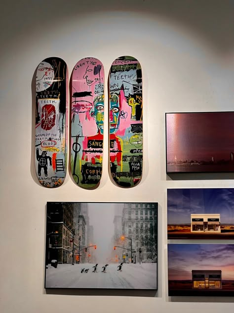 an exhibit showcasing three painted skateboards from jean-michel basquiat, in central london. Skateboard Wall Decoration, Skateboards On Wall, Skateboard On Wall Decor, Basquiat Aesthetic, Skateboard Painting Ideas, Skateboard Decoration, Paint Skateboard, Skateboard Wall Decor, Skateboard Painting