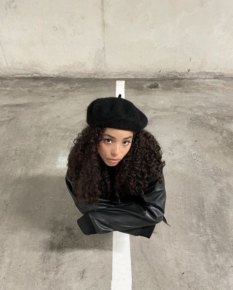 Beret With Curly Hair, Black Beret Outfit, Beret Hairstyles, Mary Macdonald Aesthetic, Beret Hat Outfit, Macdonald Aesthetic, Mary Macdonald, Beret Outfit, Black Beret