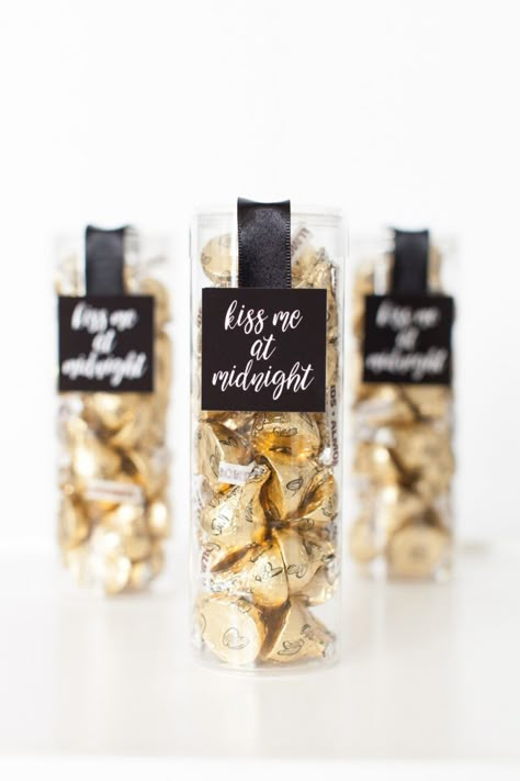 Diy New Years Eve Decorations, Kiss Me At Midnight, New Years Ball, New Years Wedding, Party Favors For Adults, Nye Wedding, New Years Eve Weddings, Deco Originale, Nye Party