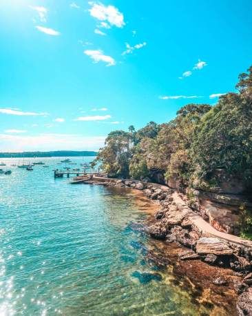 One of the most Instagrammable places in Sydney but also one of Sydney's secret spots is Parsley Bay Reserve! It lies next to The Hermitage Foreshore Walk and on the Rose Bay to Watsons Bay Coastal Walk. Get some aesthetic pictures on the suspension bridge, go swimming in the cover (there is a shark net) or sunbathe on the beach. One of Sydney's Eastern Suburbs best hikes, perfect for kids & all the family. Not far from Shark Beach or Milk Beach, Bondi Beach, Camp Cove Beach & Hornby Lighthouse. Double Bay Sydney, Diamond Bay Sydney, Hervey Bay Australia, Watsons Bay Sydney, Sydney Harbour Bridge Aesthetic, Bronte Beach, Manly Beach, Rose Bay, Swimming Lessons