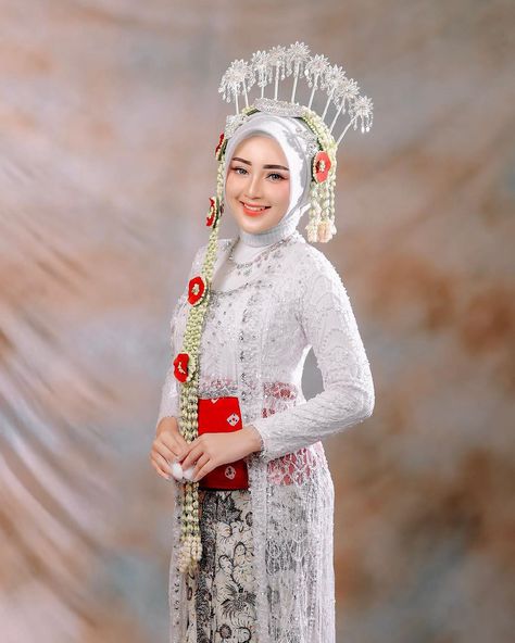 Baju pernikahan adat Jawa. Pakaian tradisional Indonesia. Javanese traditional costume. Pic from instagram: dpr_photo #culture #budaya #batik #clothes #clothing #batik #bride #bridal #kebaya #outfit #attire #asia #hijab Wedding Dress Hijab Adat Jawa, Pernikahan Adat Jawa Hijab, Javanese Wedding Hijab, Nikahan Adat Jawa, Wedding Dress Jawa, Wedding Jawa Hijab, Pengantin Jawa Hijab, Nikah Adat Jawa, Kebaya Outfit