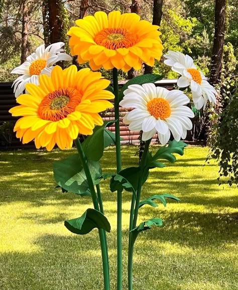 Giant Flowers Diy, Crepe Paper Flowers Diy, Sunflower House, School Kids Crafts, Paper Cutout Art, Umbrella Art, Handmade Flowers Paper, Crepe Paper Flowers, Paper Flowers Craft