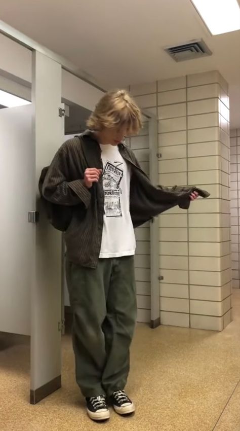 Mens Midwest Emo Style, Masc College Outfits, Soft Grunge Men Outfit, Baggy Sweater Outfits Men, 90s Indie Fashion Men, Trans Male Fashion, Alt Indie Outfits Men, Midwestern Emo Outfit Men, Baggy Grunge Outfit Men