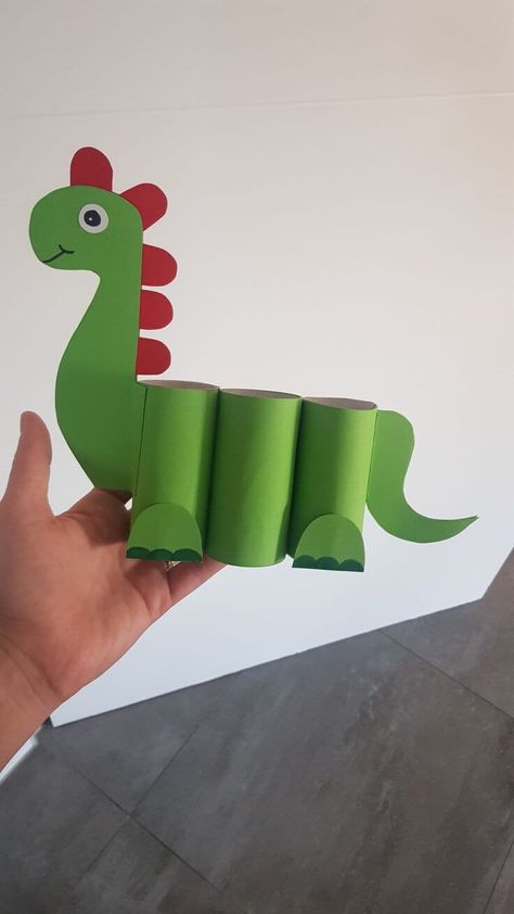 15 Ideas de animales hechos con tubos de cartón | Manualidades eli Origami Duck, Paper Duck, Toilet Paper Crafts, Paper Origami, Dinosaur Crafts, Crafts Cards, Toilet Paper Roll Crafts, Paper Roll Crafts, Crafts Kids