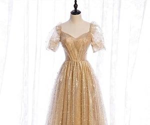 Yellow 💛 | dress, flowers e goals Prom Dresses Gold, Prom Dress Gold, Tulle Formal Dress, Dresses 2025, Gold Tulle, Royal Clothes, Outfits Night Out, Dresses Gold, Dresses Tulle