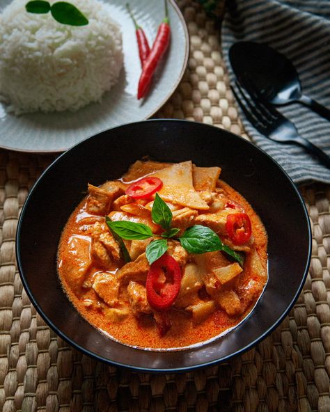 Thai Curry Aesthetic, Thai Red Curry With Bamboo Shoots, Damn Delicious Thai Red Curry Soup, Red Thai Curry Shrimp, Thai Inspired Red Curry Chicken Soup, Chicken Red Curry, Curry Aesthetic, Red Thai Chicken Curry Coconut Milk, Asian Food Photography