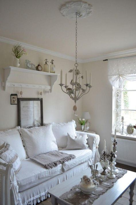 salon blanc et élégant avec une décoration romantique et des meubles shabby chic Salone Shabby Chic, Country Chic Living Room, Chic Living Room Decor, Cottage French, Styl Shabby Chic, Furnitur Ruang Keluarga, Farmhouse Living Room Decor Ideas, Swedish Decor, Shabby Chic Living