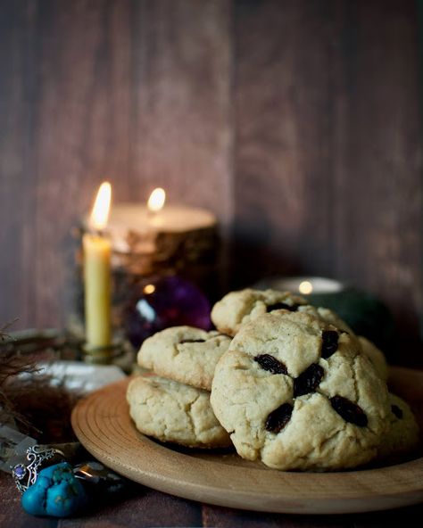 Celtic Desserts, Soul Cakes Samhain, Tudor Recipes, Tudor Food, Vintage Halloween Recipes, Soul Cakes, Fancy Sweets, Historic Recipes, Historical Food