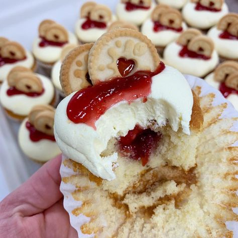 Jammy Dodger Cupcake, Dodger Cupcakes, Dodgers Cake, Jammy Dodgers, Sweet Foods, Local Bakery, Cake Business, Sweet Food, Dessert Ideas