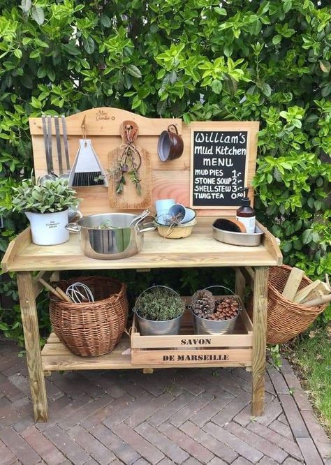 Outdoor Art Station, Mud Kitchen Ingredients, Mud Kitchen Play Ideas, Mudkitchen Outdoor Diy, Mud Table For Kids, Diy Mud Kitchen Outdoor Play, Mud Kitchen For Kids Diy, Outdoor Mud Kitchens For Kids, Montessori Backyard