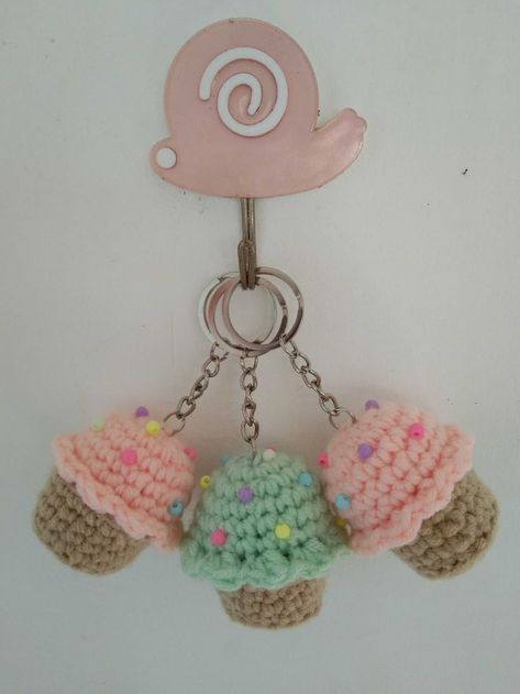 this cupcake keychain is so cute! for your eyes only! Cupcake Keychain, Crochet Cupcakes, Crochet Hand Warmers, Crochet Cupcake, Crochet Pokemon, Crochet Hair Clips, Crochet Keychain Pattern, Crochet Bag Pattern Free, Pola Sulam